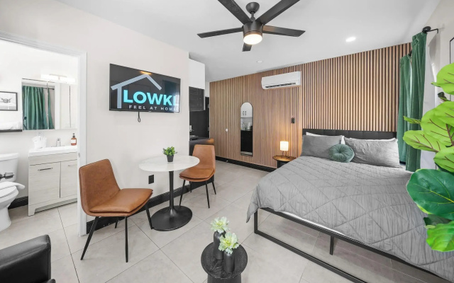 Baybreeze Apartments by Lowkl