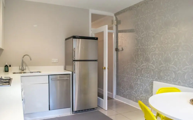 Cosy 2 Bed Ground Floor Flat In London