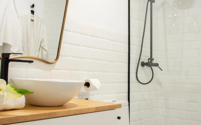 Duerme junto a la Plaza de Toros de Granada.