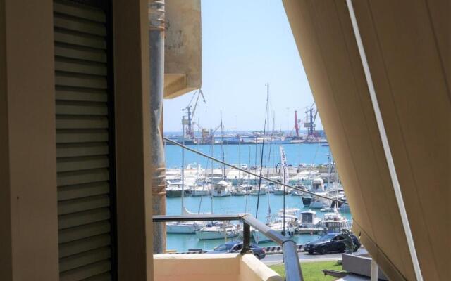 Porto Plaza City Center Apartment AC/Wifi
