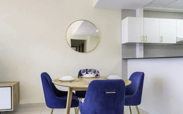 LUX  The Continental Marina Suite