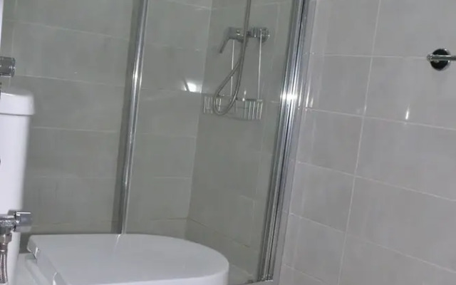 Stunning 2 Bedroom Apartment Fully Refurbished With Air-conditioning