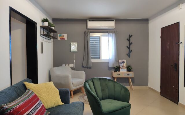 Private & Spacious Apt w Queen Beds PRKG