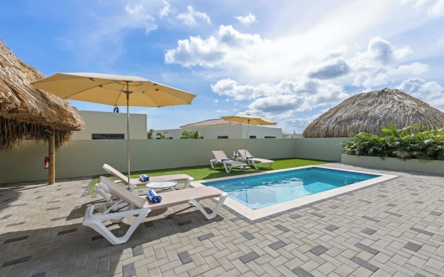 Villa pura vida with pool at mambo beach