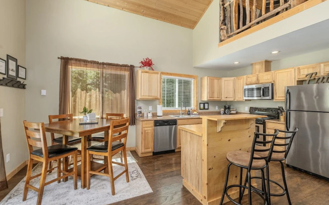 Nature Acres 1 Bedroom Home by NW Comfy Cabins