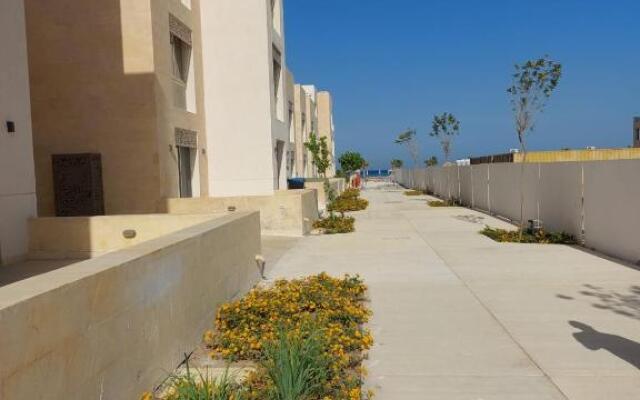 Gouna mangrovy 1 BR shared pool beach back view