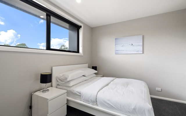 Modern 3-bedroom Townhouse in Quiet Greenway – Guest Rooms – Tuggeranong