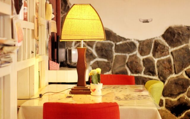 Many People Inn Shen Shan Road