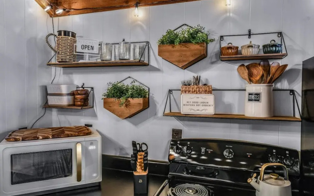 Cliff Haven 1 Bedroom Cabin by RedAwning