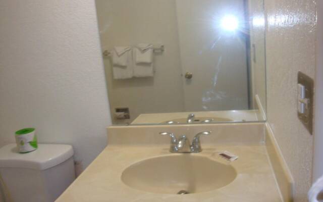 Motel 6 - Lakeview
