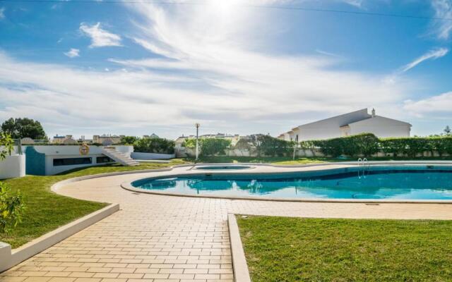 3 bedroom apartment in Oura Albufeira with amazing pool at walking distance to beach, strip and old town, WIFI and AC, private condo