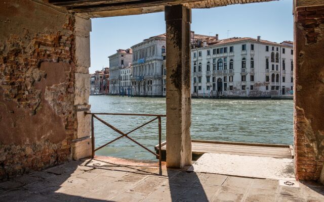 Admiral Emo Palace Over Canal Grande