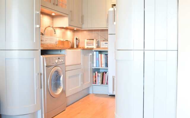 Newly Refurbished Thameside Apartment