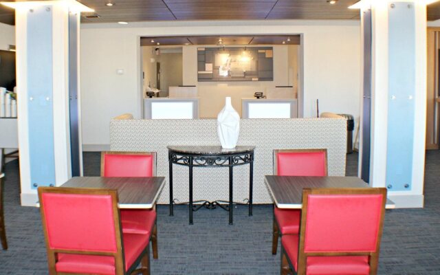 Holiday Inn Express & Suites Plainview by IHG