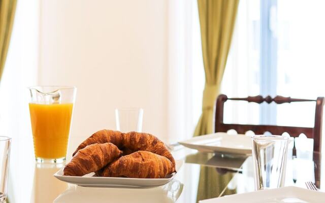 JOIVY Modern classic 1-bed Apt w/ balcony, nearby Avenida da Liberdade