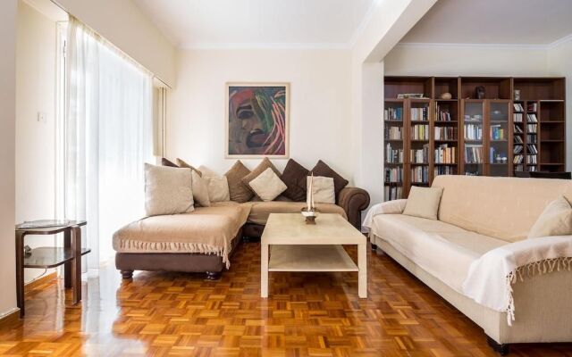 Classy Apartment With 2 Bedrooms In Petralona