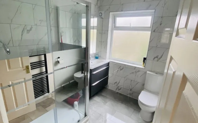 Inviting 4-bed House in Leeds