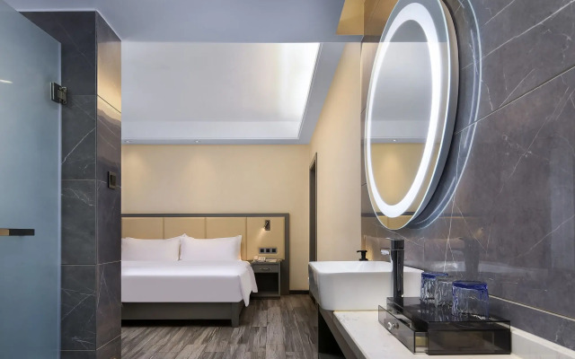 Wing Hotel Guilin - Central Square