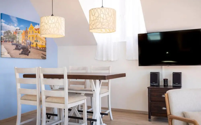 Historic Heartbeat 2BR Townhouse in Central Bliss