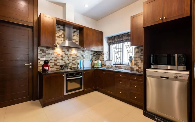 5 Bedroom Pool Villa Close To Town H5