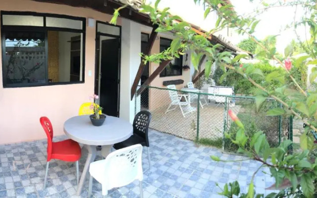 Village (Kitnet) com piscina, à 400mts da Praia.