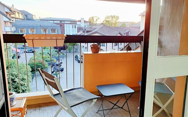 Nice 110m With Balcony In The Downtown