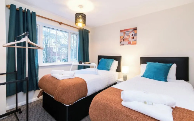 Spacious 3-bedroom Apartment w/ Private Garden