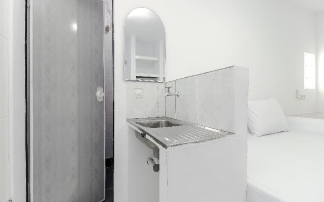 RedDoorz near Margo City – Guest Rooms – Depok