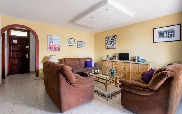 The Midpoint Apartment, Coastal Life Between the Two Beaches