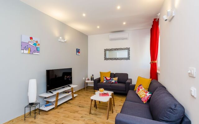 Apartment Moon River