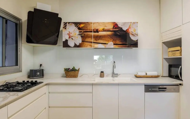 Gugel Waves Seaview 4BR Family Aparts