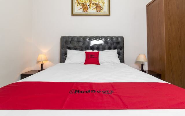 RedDoorz Plus near Riau Street 2