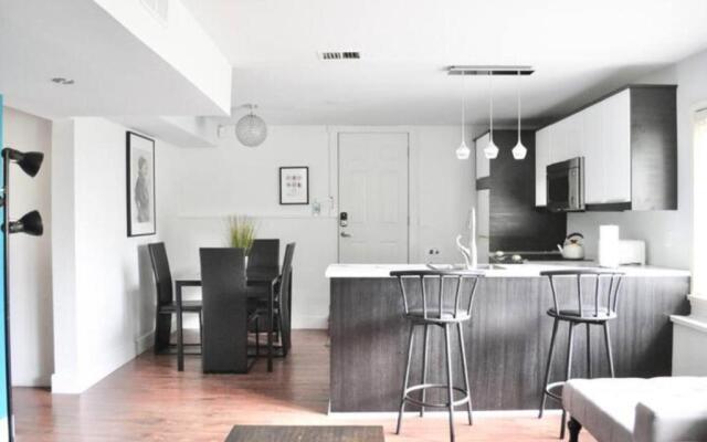 Cozy 1 BD Suite Centrally Located North Vancouver