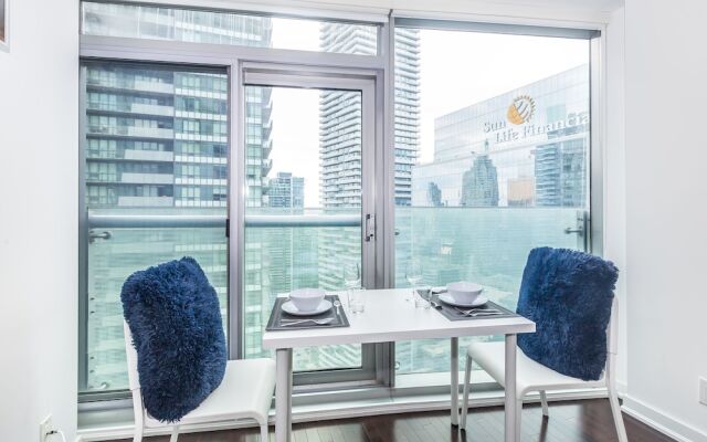 Couples Retreat @downtown With Lakeshore View