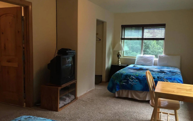 Twin Peaks Lodge and RV Park