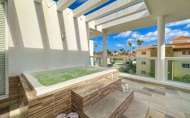 Gorgeous 1 BR PH Apartment w Jacuzzi