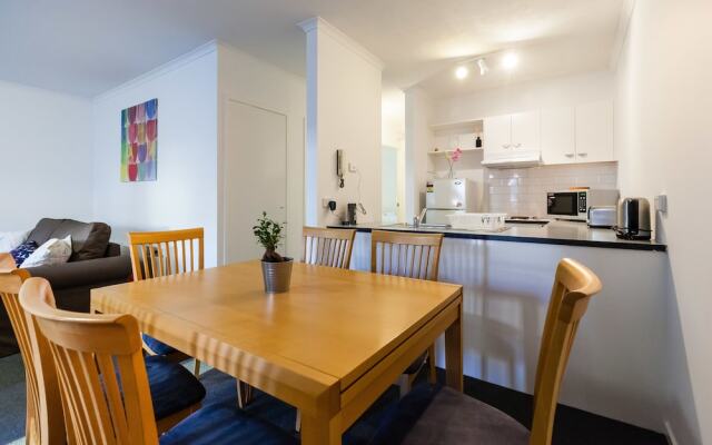 DAWN, 2BDR Carlton Apartment