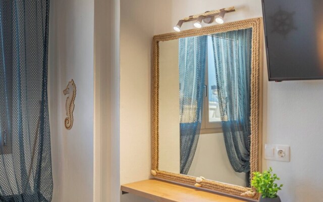 Napoleon Navy Suite 1bd 1ba
