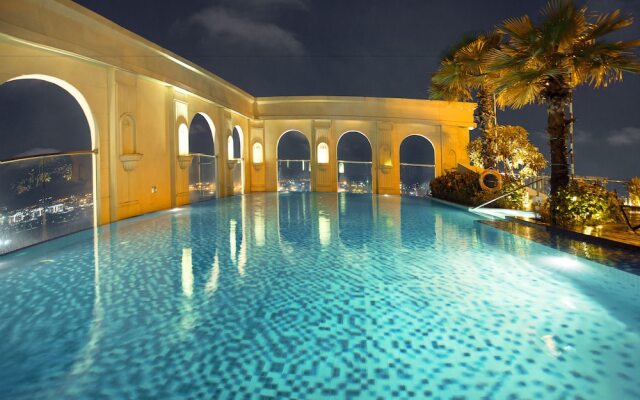 Ami Splendid Rooftop Pool