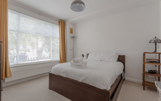 Bright Garden Flat In Wimbledon