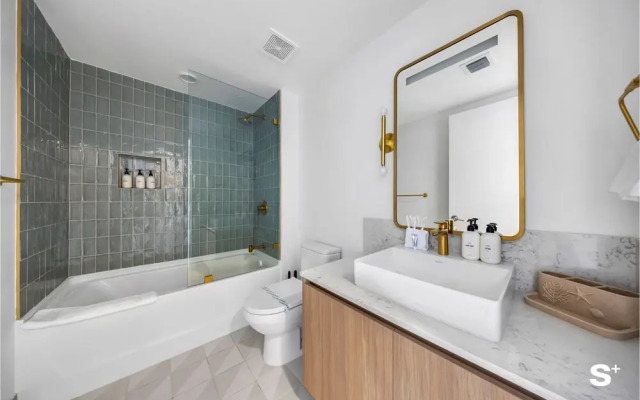 Luxury Downtown 2 BR with Skyline View
