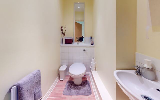 Impeccable 4-bed House in London