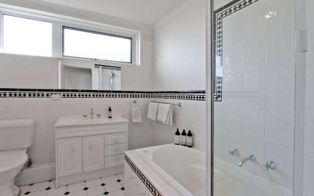 Elwood Seaside 2 Bed Retreat