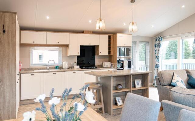 Lilac Lodge with Hot Tub