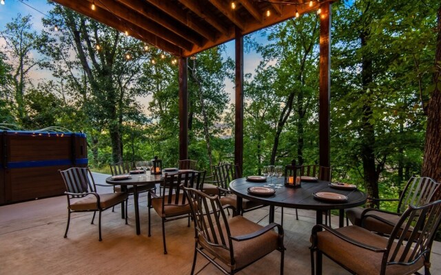 Grand Mountain Getaway 8 Bedroom Home by Redawning
