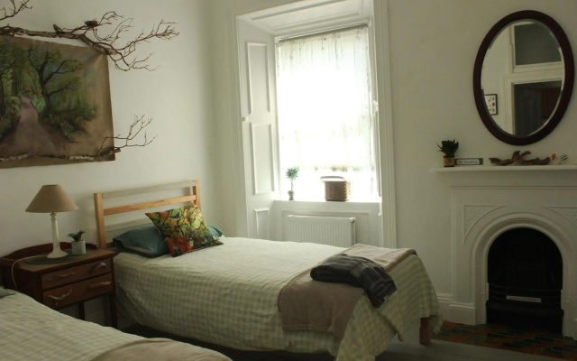 Johnston House: Historic Village Retreat