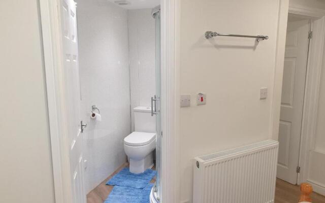 Modern 1 bed Apartment, 10 Mins to Leeds City Cent