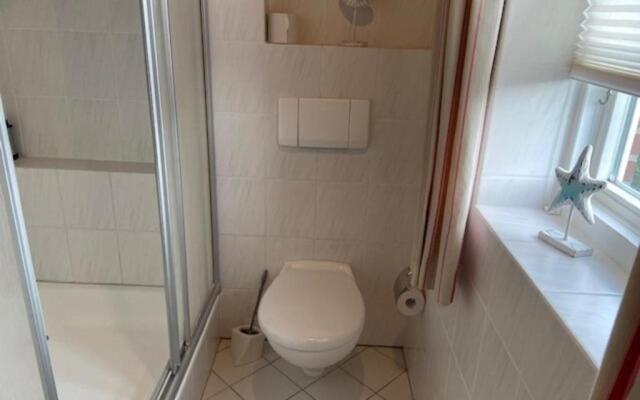 Strandstraße 28, Haushälfte links