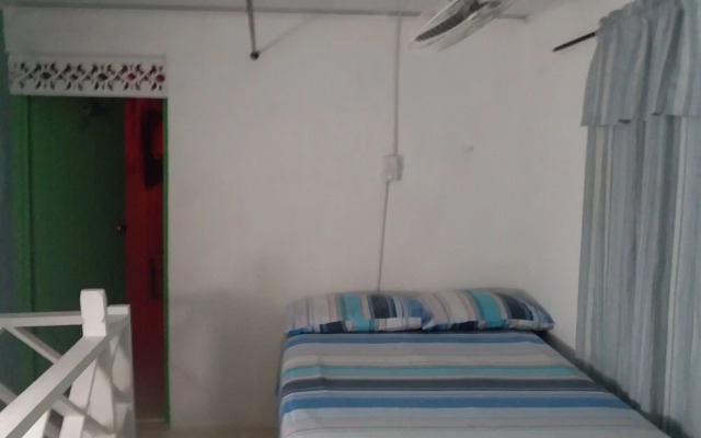 Room in Guest Room - Green Sea Inn Villa Helen Kilometer 4 Circunvalar