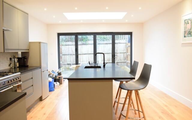 3 Bedroom Garden House in Earlsfield